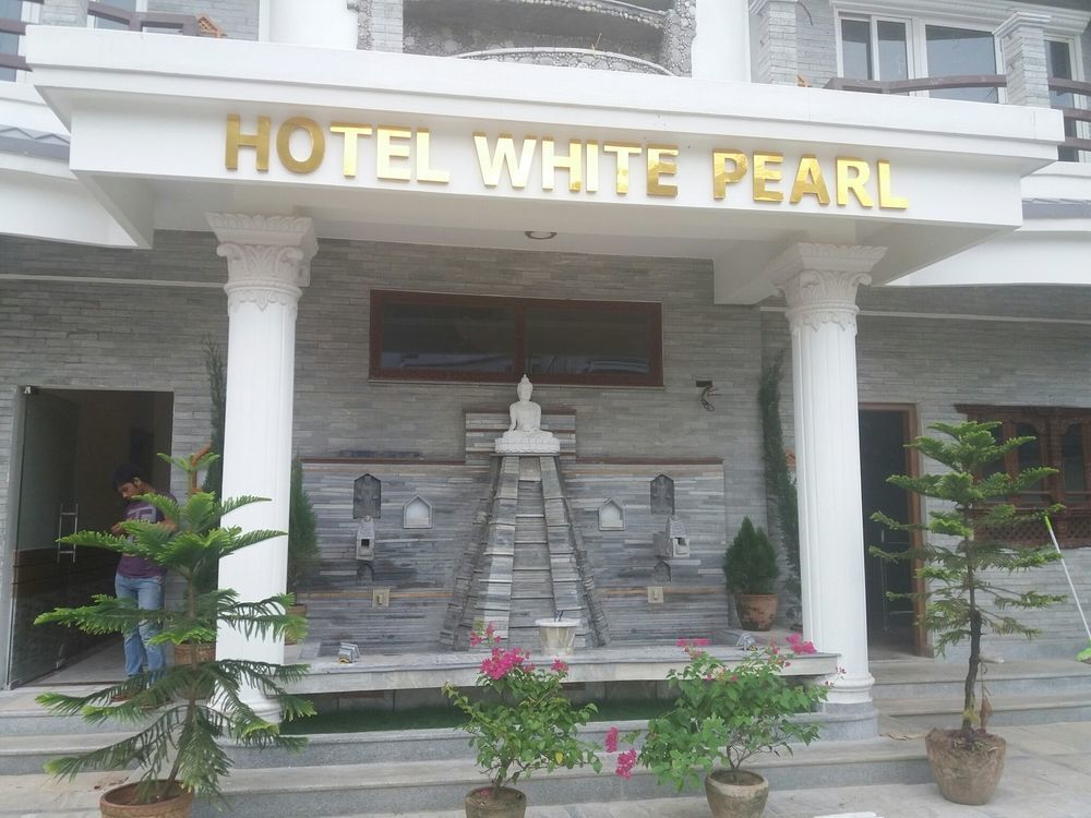 Hotel White Pearl Покхара Екстер'єр фото